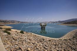 Image du Maroc Professionnelle de  Le barrage Oued El Makhazine, conçu pour le développement et  l'irrigation du périmètre du Loukkos. Ainsi les champs situés dans le triangle Ksar El Kébir, Larache, Moulay Bouselham profitent de cette infrastructure. Cette importante réalisation située sur El Oued Loukkos sert à la régularisation inter annuelle des débits tout en formant une protection contre les crues, au Jeudi 1er Septembre 2005 à cette datte le barrage dispose 309 Million de M3. (Photo / Abdeljalil Bounhar) 